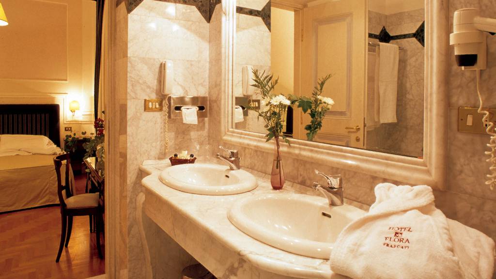 Hotel-Flora-Frascati-Camere-Junior-Suite-Bagno-1