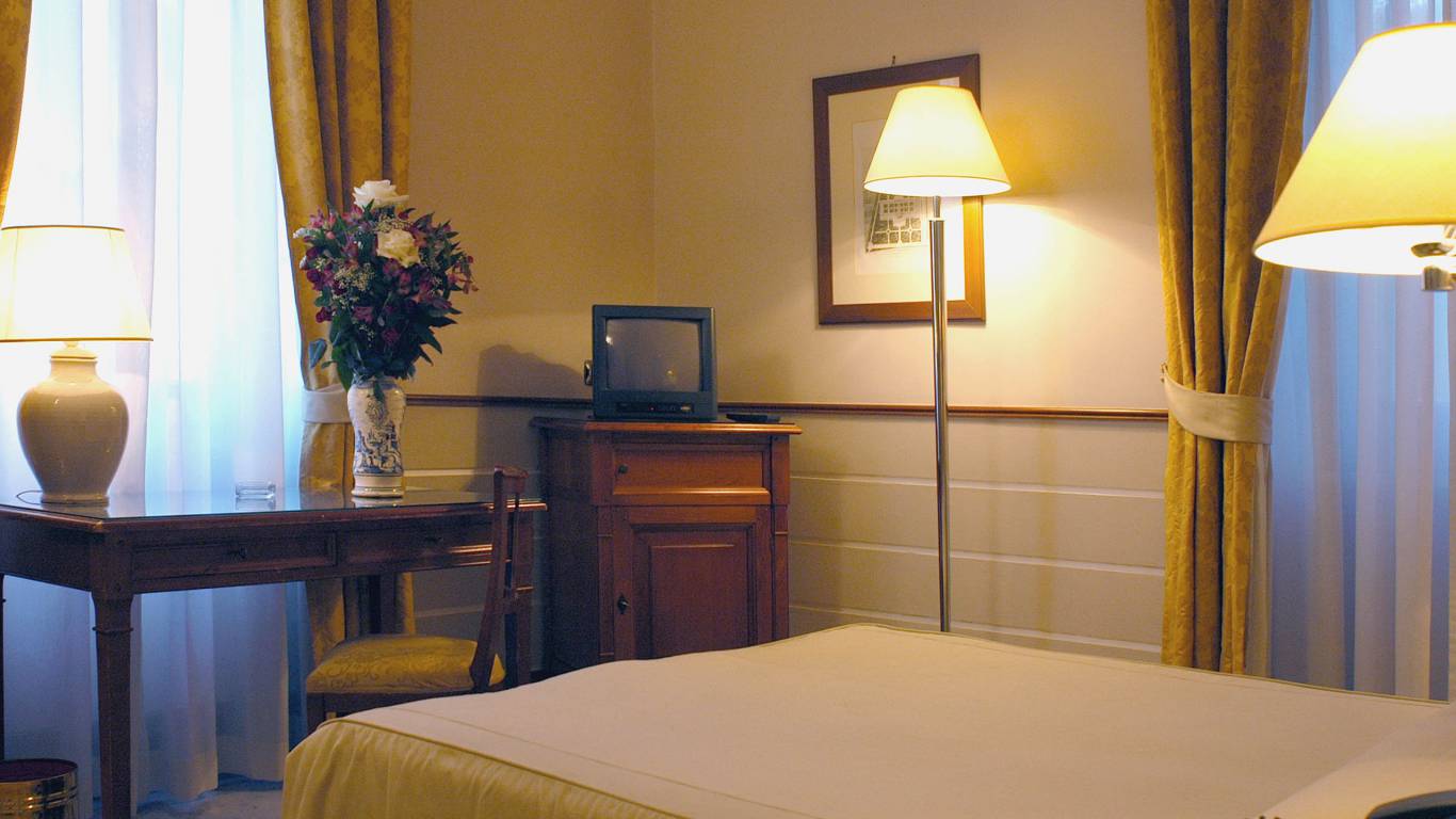Hotel-Flora-Frascati-Camere-Camere-Comfort-Letto-2